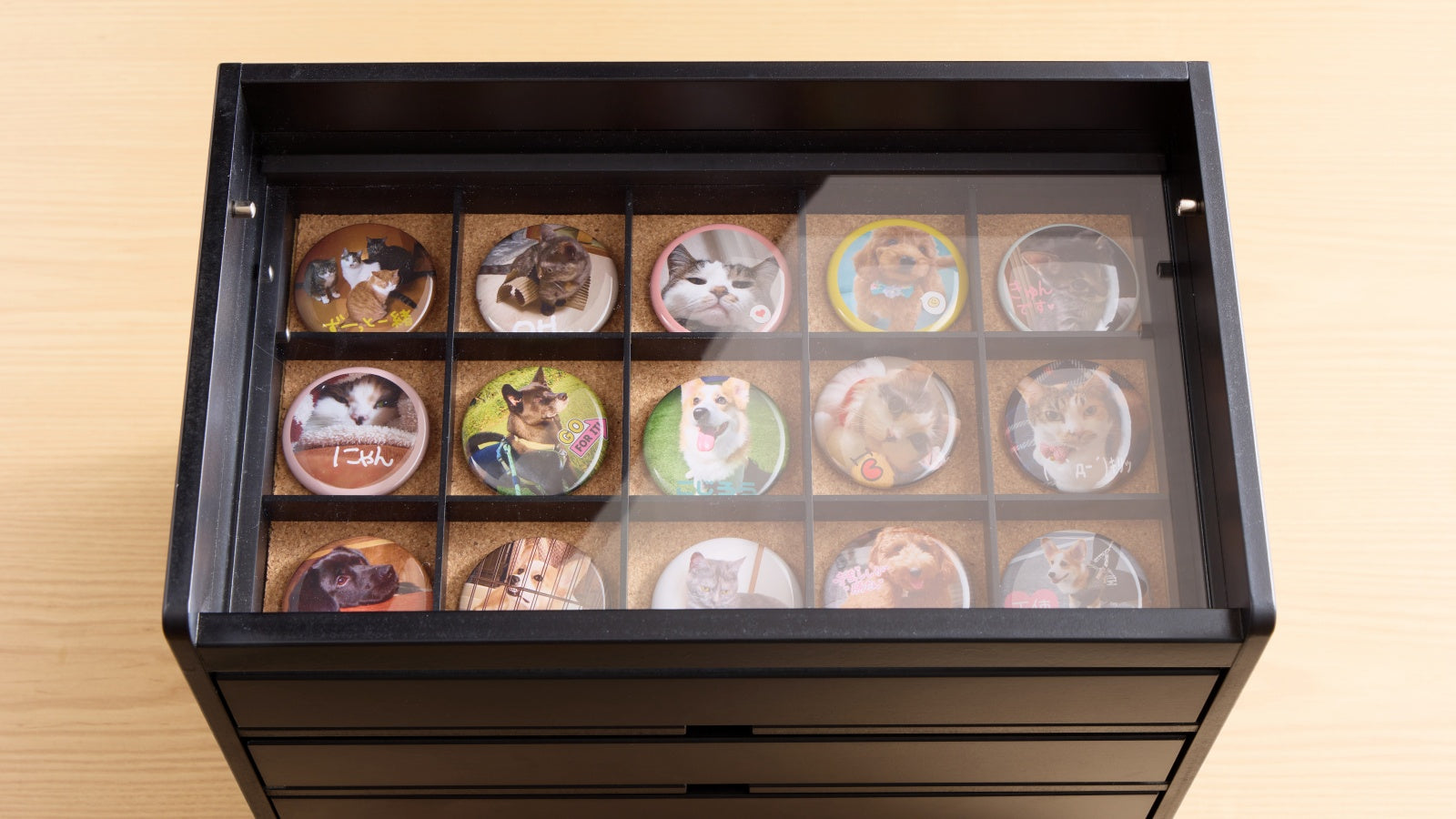 大切にしまっておけて、いつでも眺められる 缶バッジ収納チェスト「iru」