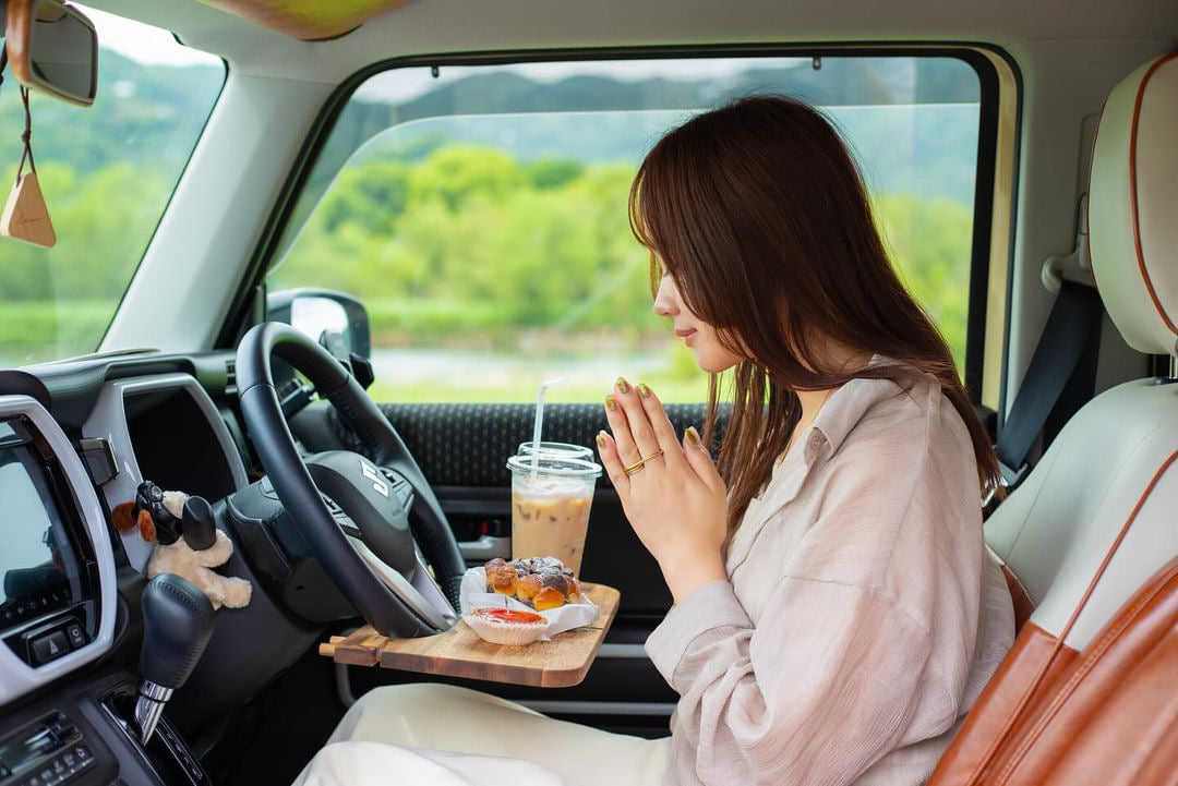 もう誰にも邪魔されない自分だけの秘密基地!移動できる書斎|折りたためる車載デスク(アカシア)