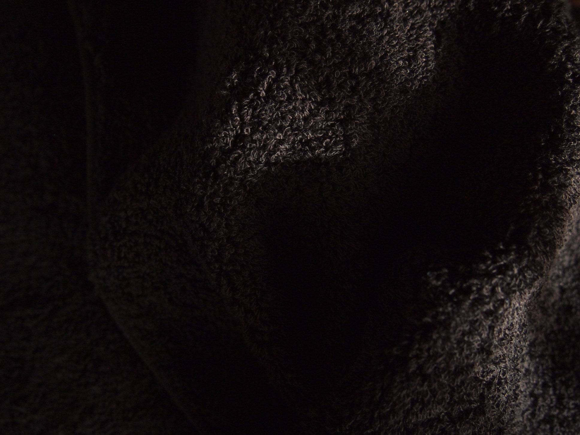 400年続く黒染めの技術とタオルの融合。常識に挑戦する“本気の黒フェイスタオル”
