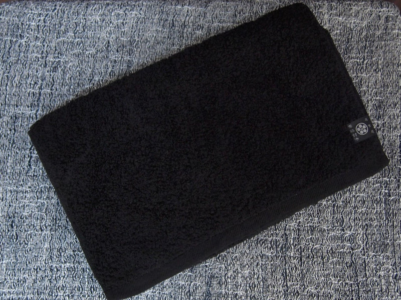 400年続く黒染めの技術とタオルの融合。常識に挑戦する“本気の黒フェイスタオル”