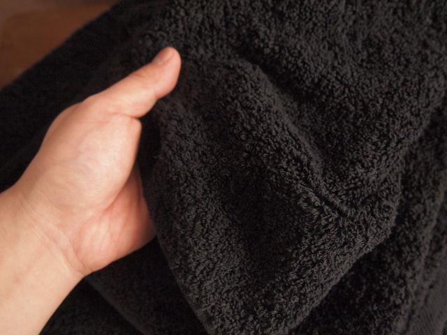 400年続く黒染め技術とタオルの融合。常識に挑戦する本気の黒バスタオル "黒"
