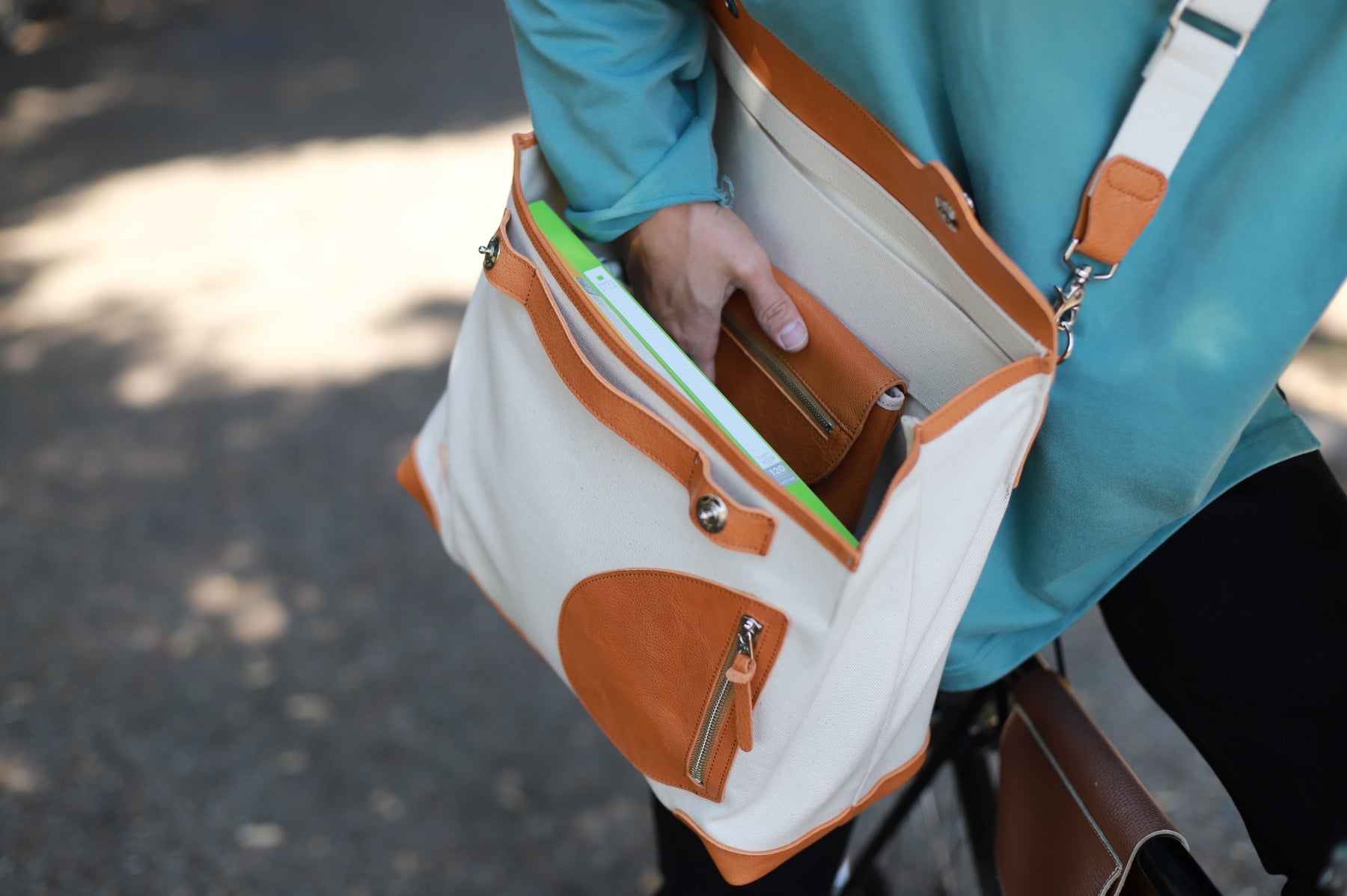 鞄と財布が一つになるバッグinウォレット「メッセンジャーポストマン」
