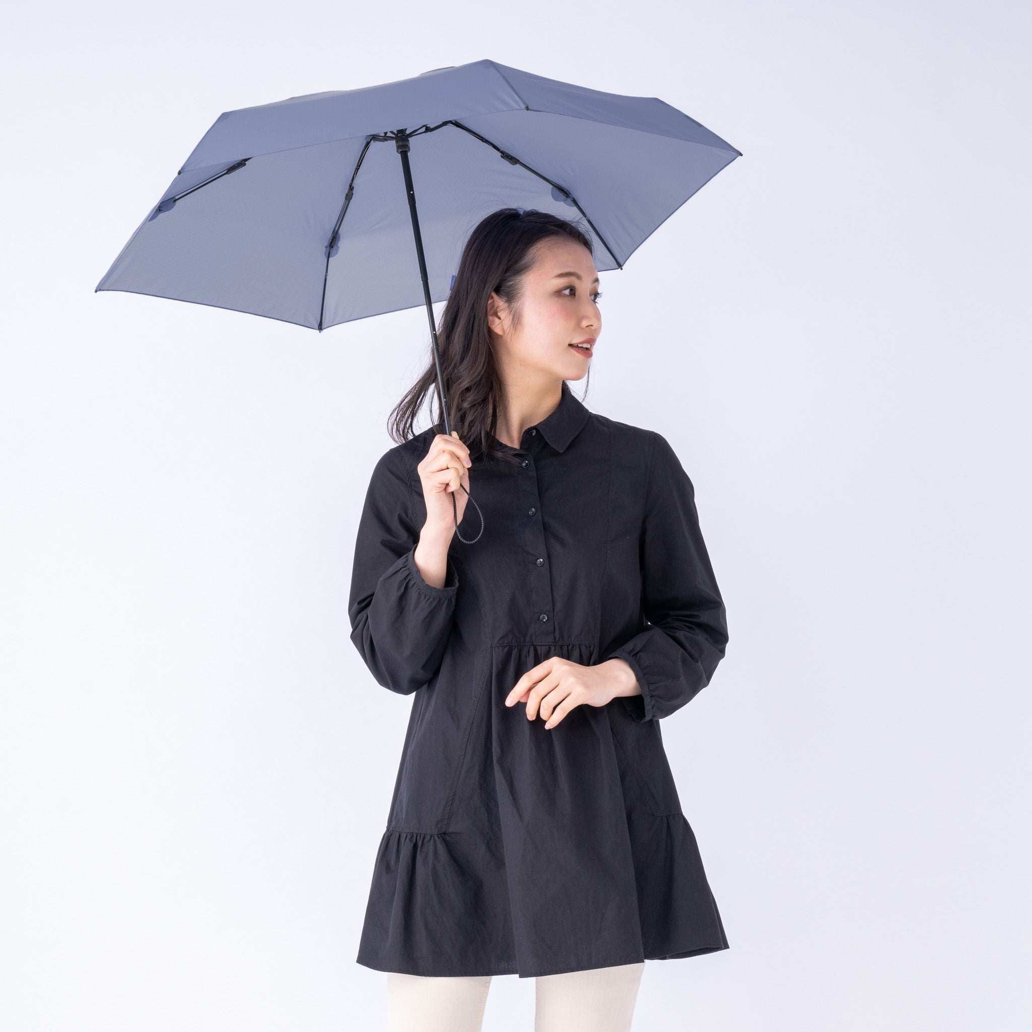 省スペースで傘を常備する新発想の折りたたみ傘【オルタナスリム50】（スモーキーブルー）