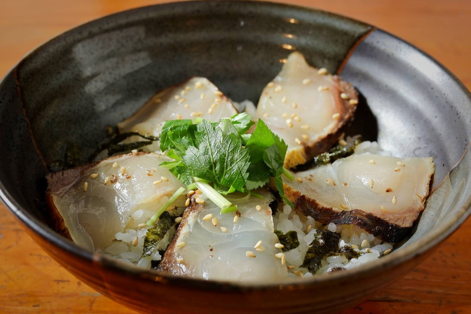 藁焼きカンパチのお茶漬け、カンパチの藁焼きたたき丼のセット（1人前）