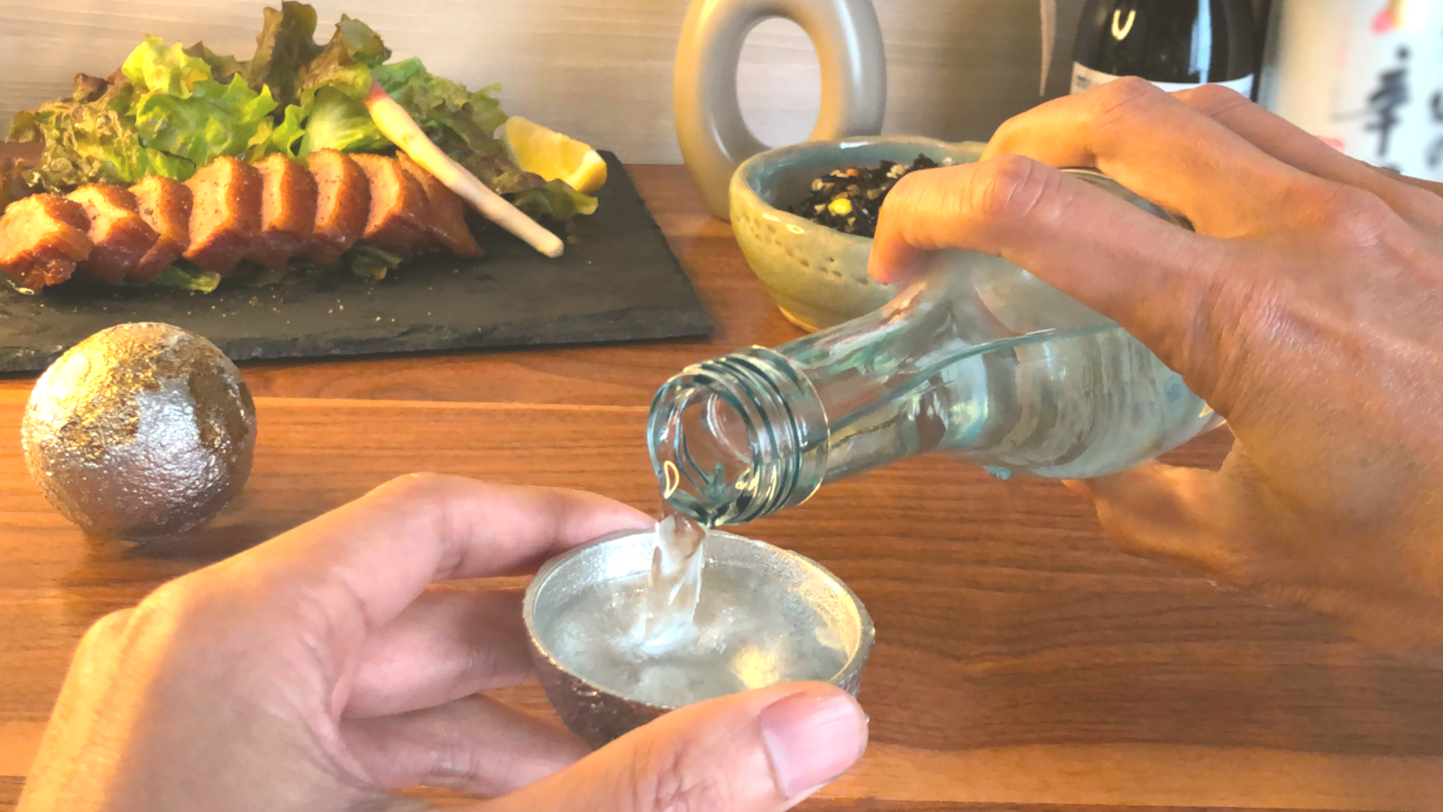 普段のお酒が引き立つ。純錫と漆で作られた、リアルな月の形をしたお猪口