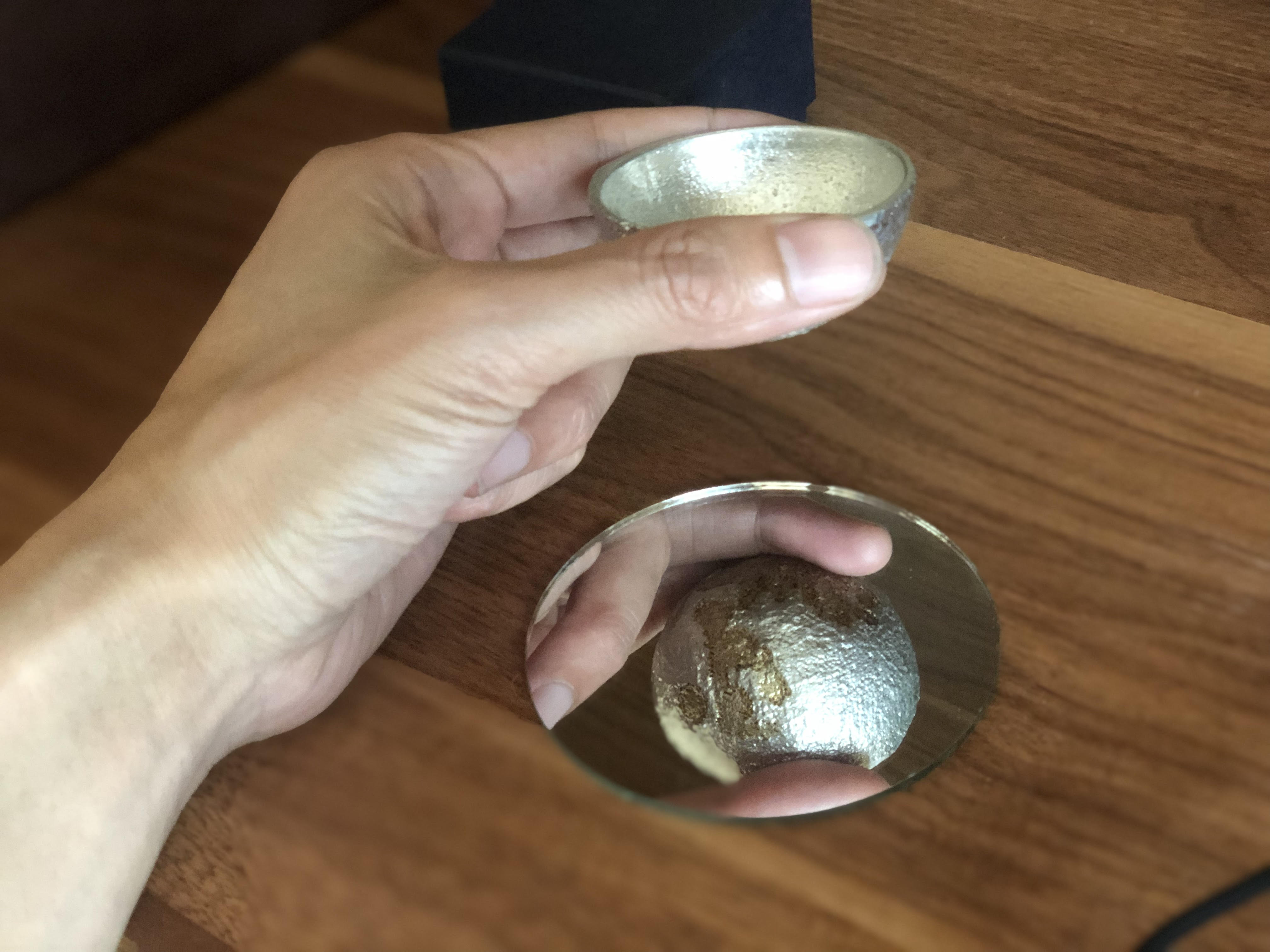普段のお酒が引き立つ。純錫と漆で作られた、リアルな月の形をしたお猪口