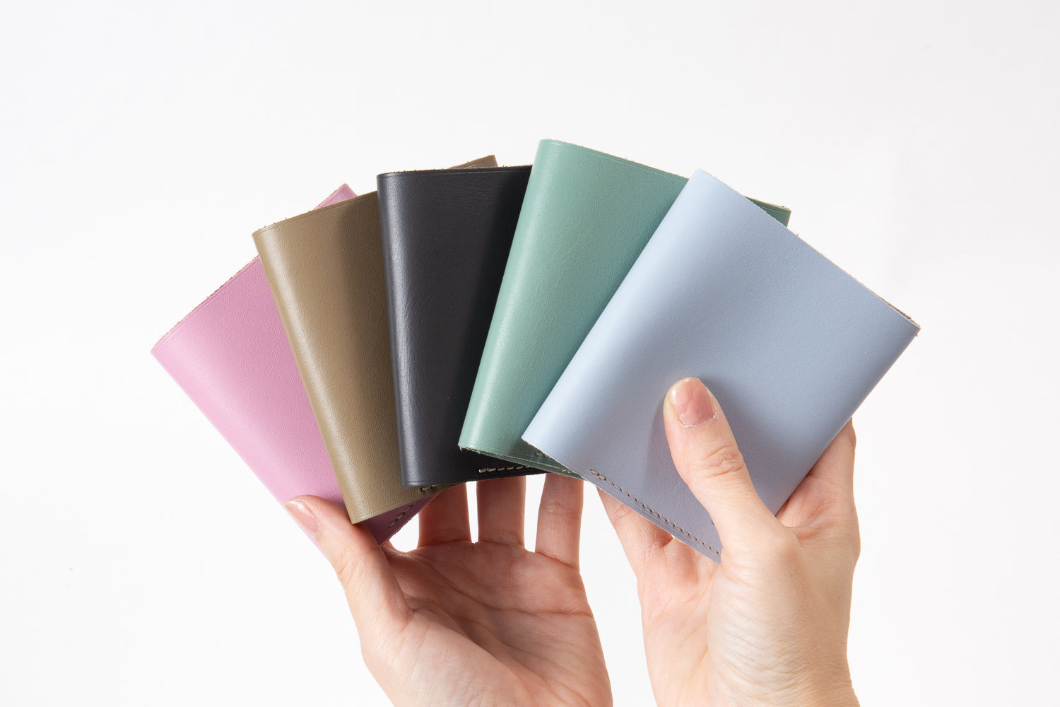 【日本製×ニュアンスカラー】革職人が丁寧に手作り。機能美を兼ね備えたミニマル財布