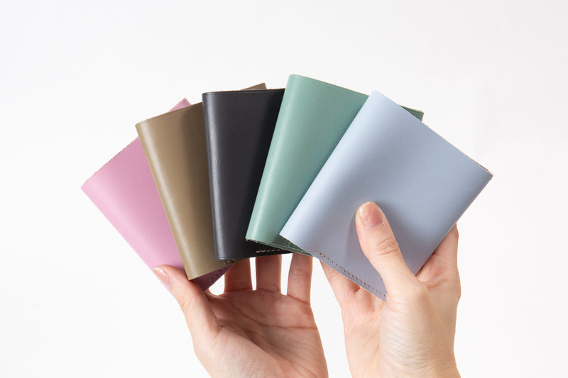 【日本製×ニュアンスカラー】革職人が丁寧に手作り。機能美を兼ね備えたミニマル財布