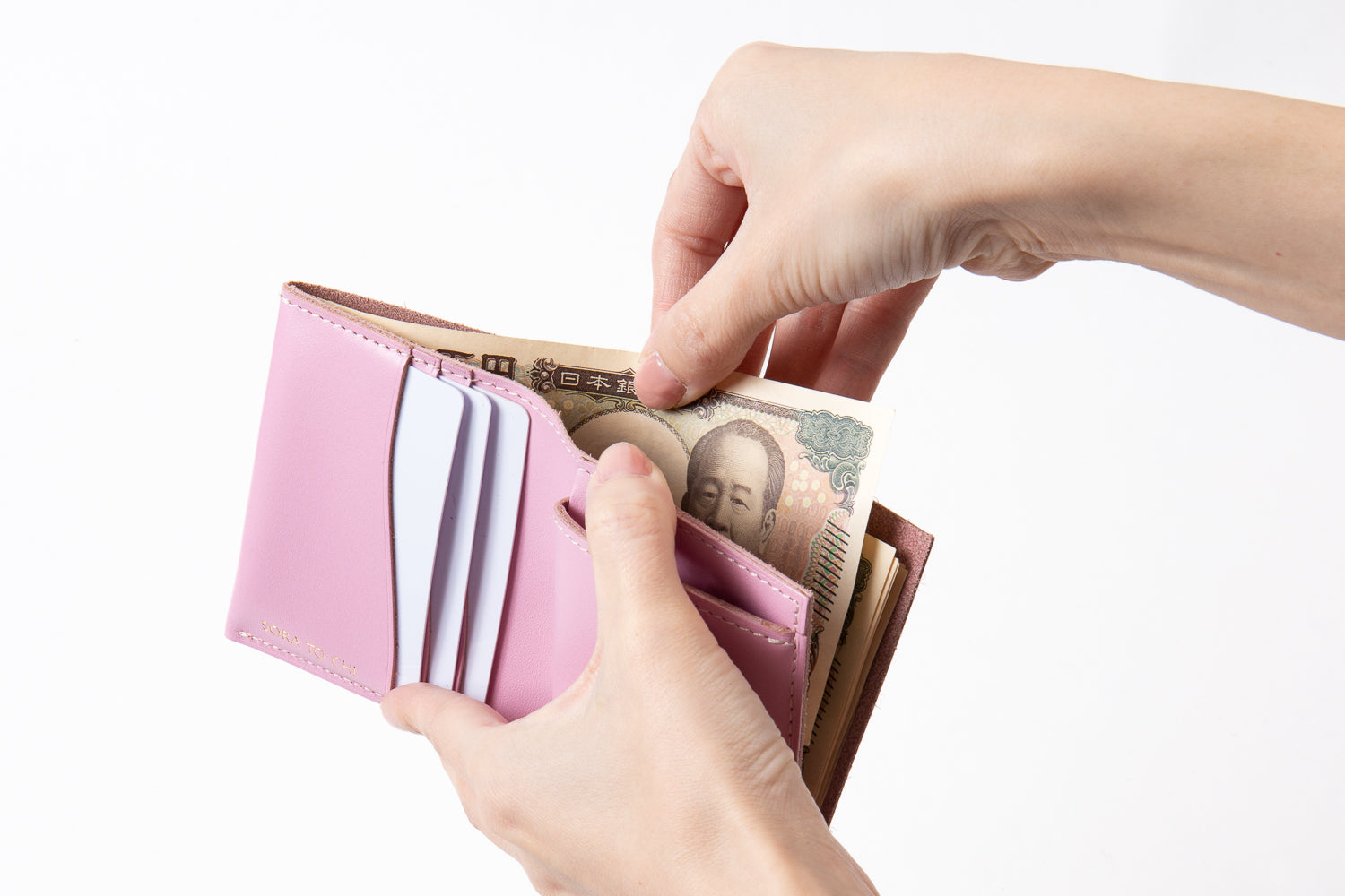 【日本製×ニュアンスカラー】革職人が丁寧に手作り。機能美を兼ね備えたミニマル財布