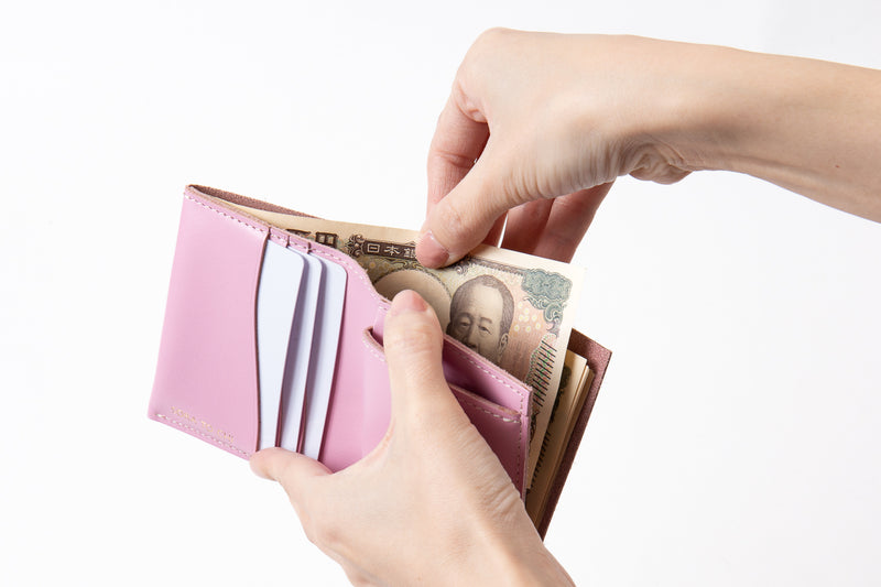 【日本製×ニュアンスカラー】革職人が丁寧に手作り。機能美を兼ね備えたミニマル財布