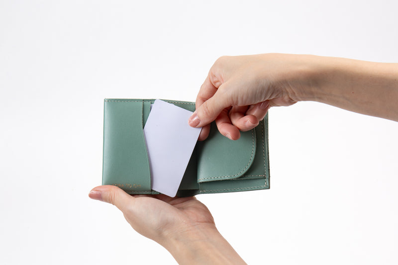 【日本製×ニュアンスカラー】革職人が丁寧に手作り。機能美を兼ね備えたミニマル財布