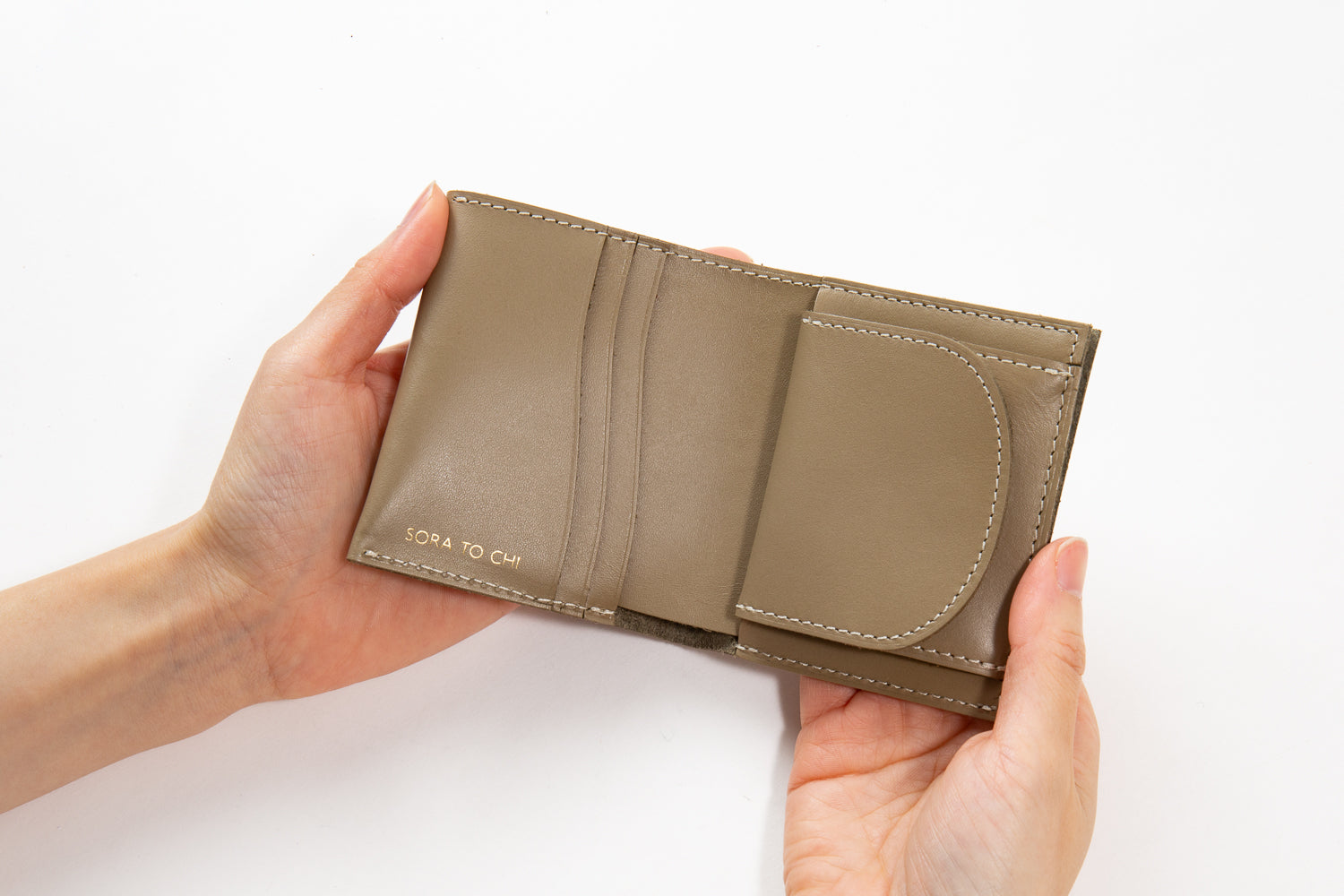 【日本製×ニュアンスカラー】革職人が丁寧に手作り。機能美を兼ね備えたミニマル財布