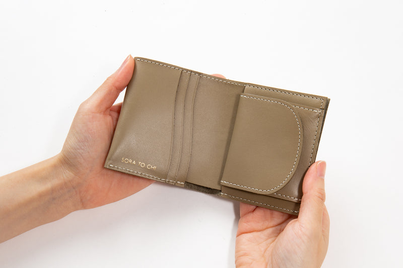 【日本製×ニュアンスカラー】革職人が丁寧に手作り。機能美を兼ね備えたミニマル財布