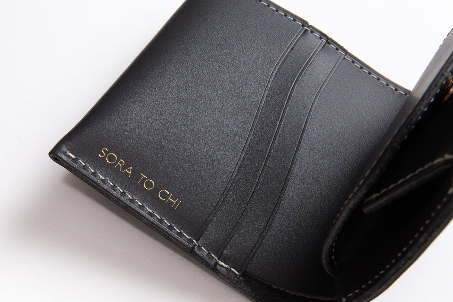 【日本製×ニュアンスカラー】革職人が丁寧に手作り。機能美を兼ね備えたミニマル財布
