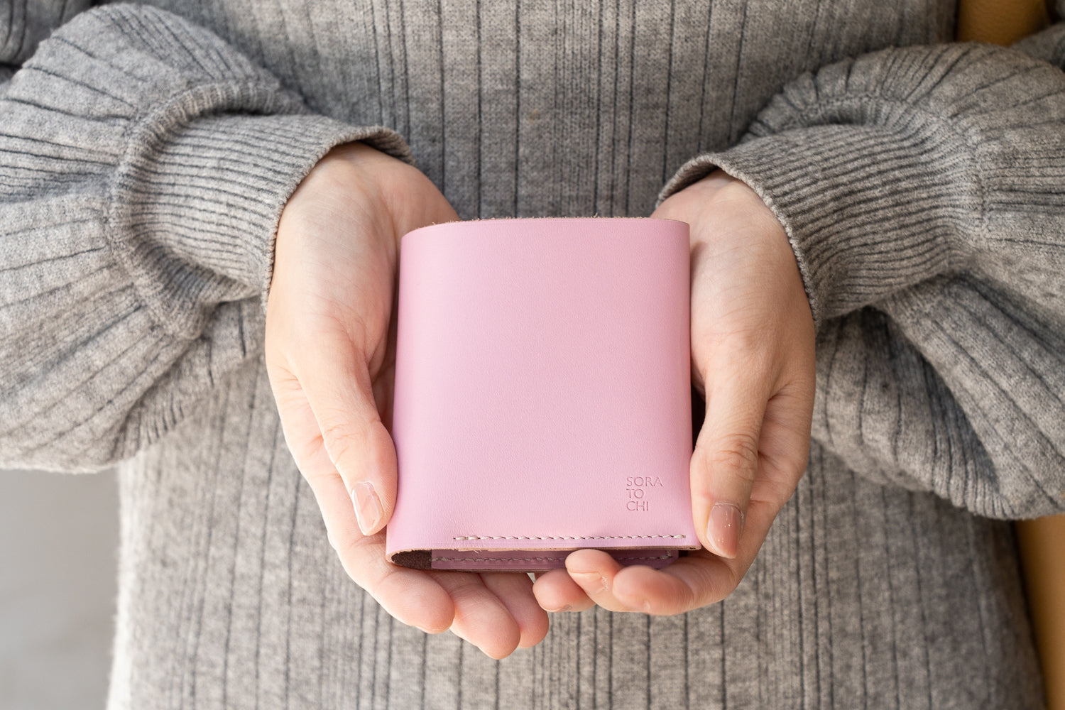 【日本製×ニュアンスカラー】革職人が丁寧に手作り。機能美を兼ね備えたミニマル財布