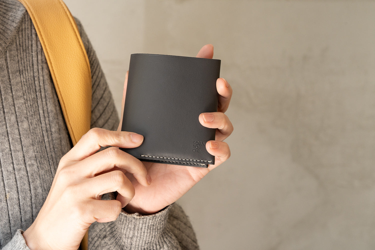 【日本製×ニュアンスカラー】革職人が丁寧に手作り。機能美を兼ね備えたミニマル財布