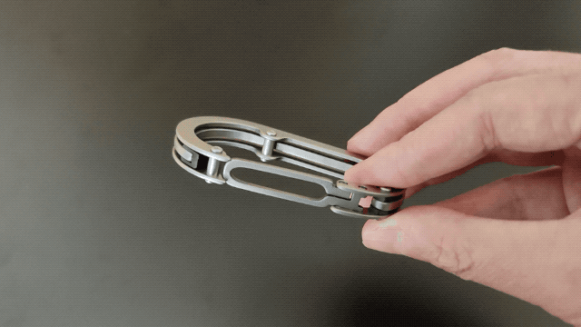 わずか25g！バッグの置き場に困らないチタン製カラビナ型バッグハンガー