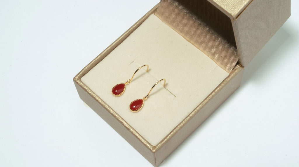 血赤珊瑚のフック式ピアス（ペアシェイプ 約4x6mm） – Makuake STORE