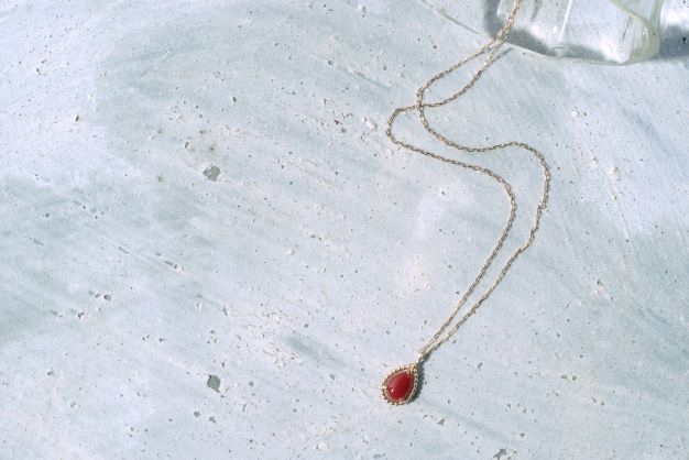 血赤珊瑚のネックレス（ペアシェイプ 約4x6mm）