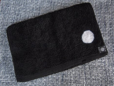400年続く黒染めの技術とタオルの融合。常識に挑戦する“本気の黒フェイスタオル” 白丸